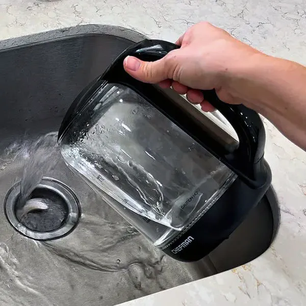 Bežný postup pri čistení upchatého drezu. Ak chcete efektívne vyčistiť upchatý kuchynský drez, existujú rôzne metódy, ktoré môžete použiť pomocou jednoduchých domácich potrieb. Jedným z bežných prístupov je začať vylievaním vriacej vody do odtoku, aby sa roztopila a uvoľnila akákoľvek mastnota alebo čiastočky jedla, ktoré môžu spôsobiť upchatie. Tento počiatočný krok môže často zmierniť menšie upchatia a zlepšiť prietok vody.